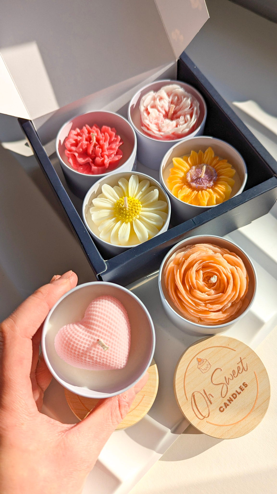 A candle set for special occasion with personalized message included. Choose 4 out of the 7 iconic scented candles into the set. A joyful flower lover gift to a friend who needs some love or simply get it for yourself to bring some positive energy into life. Vegan; handmade in Tübingen with soy and olive wax.
