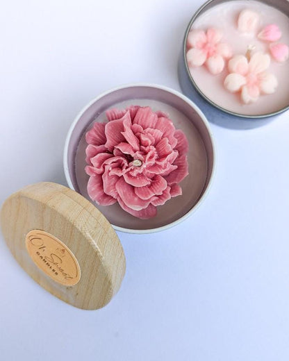 Eine ausdrucksstarke Kerze für sonnige Nachmittage im Frühling und Sommer, die eine fröhliche, leicht vintageartige Atmosphäre schafft und jedem Raum Wärme und Charakter verleiht. Vegan, handgemacht in Tübingen mit Soja- und Olivenwachs.