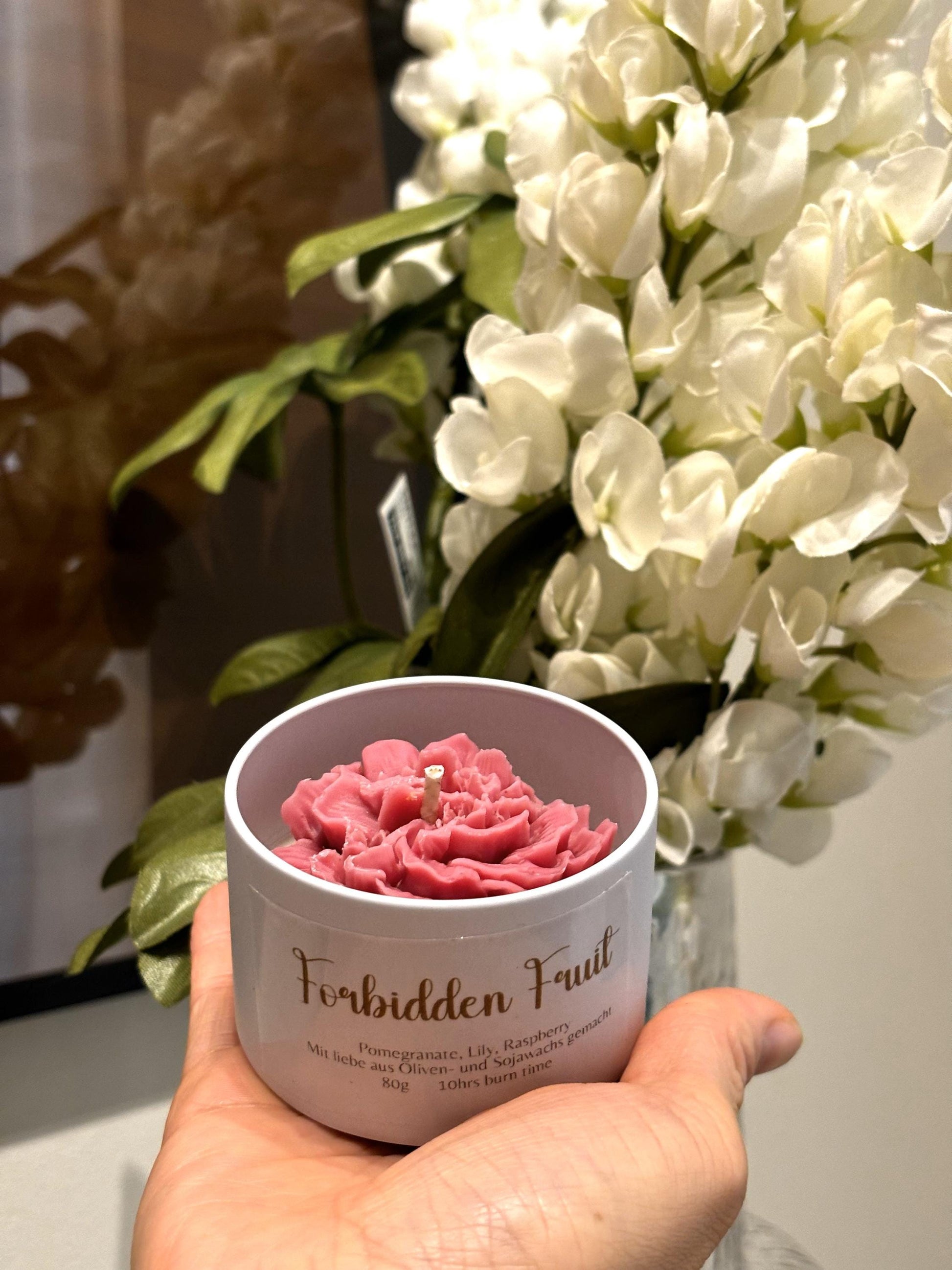 A bold, feminine candle perfect for lively spring and summer afternoons, bringing a playful, slightly vintage feeling to gatherings with friends and family. Vegan; handmade in Tübingen with soy and olive wax.