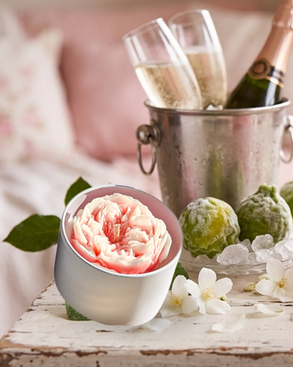 Eine zarte, romantische Kerze für den Frühling und Sommer, die mit ihrer sanften Ausstrahlung an frische Blumen und liebevolle kleine Momente erinnert. Vegan, handgemacht in Tübingen aus Soja- und Olivenwachs.