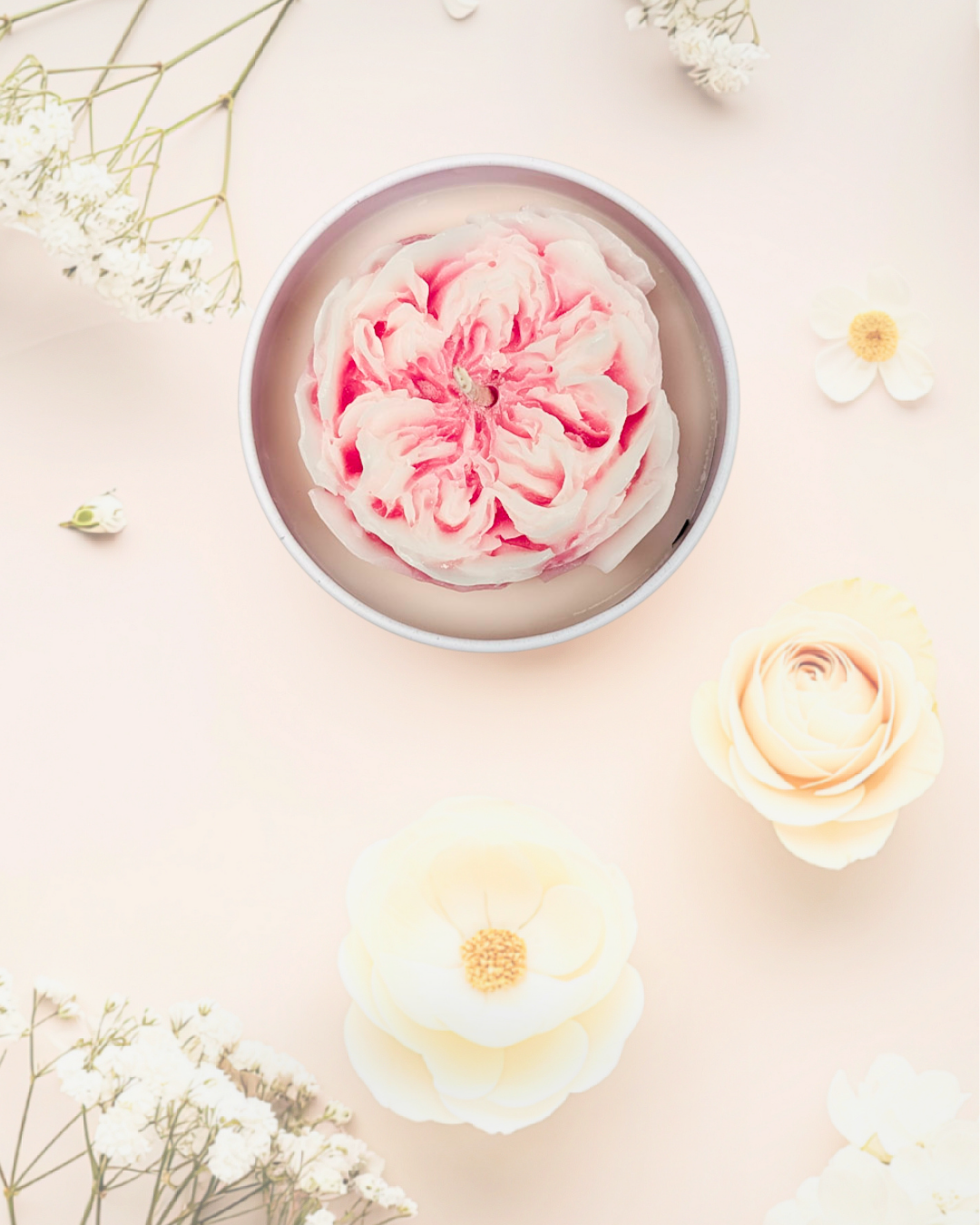 Eine elegante Kerze für helle, schöne Tage, die eine feminine, weiche und leicht luxuriöse Stimmung in den Raum bringt. Vegan, handgemacht in Tübingen mit Soja- und Olivenwachs.