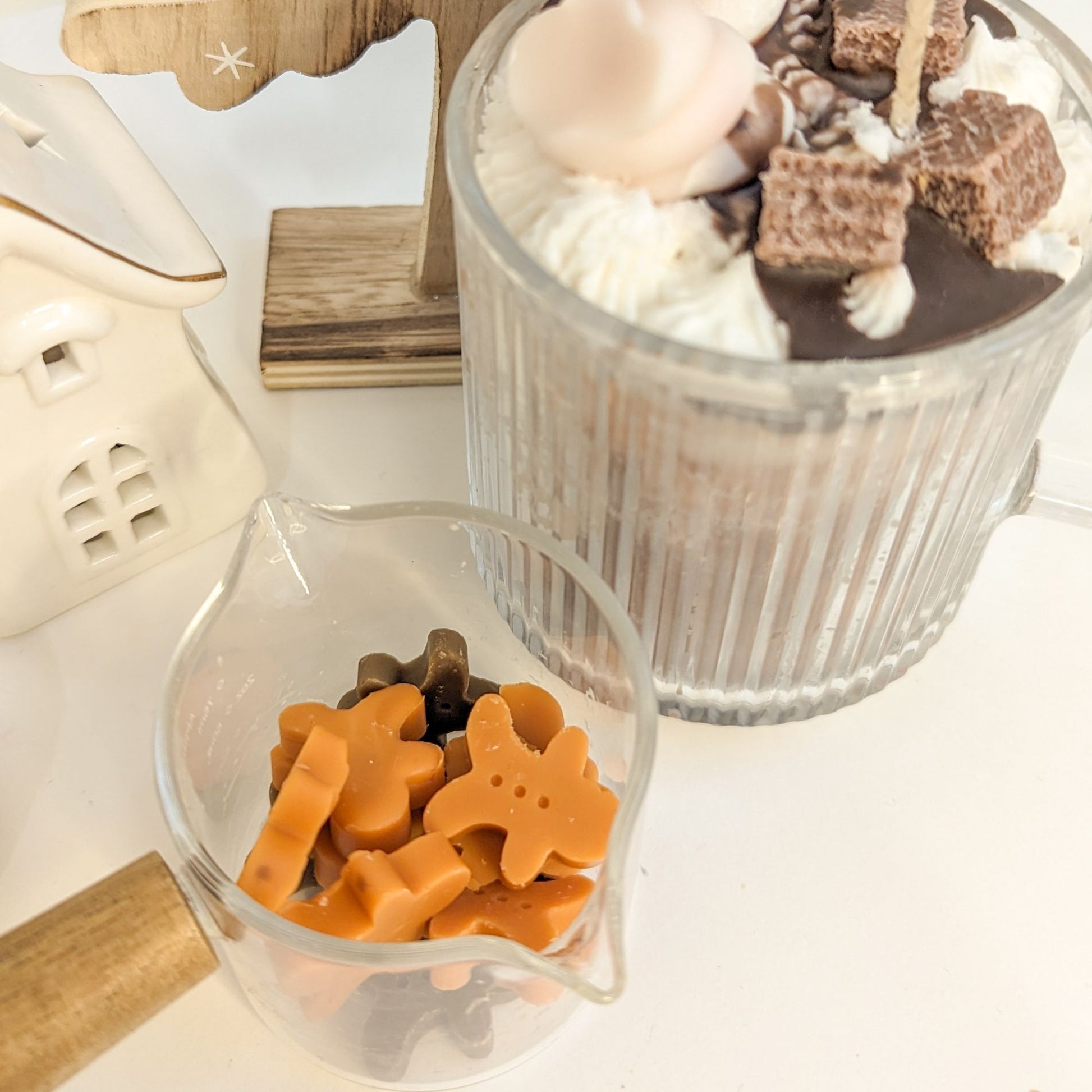 Santa's Cookies Duftwachs-Schmelzen – Lebkuchenmann-förmiger Wachs-Schmelz in Orange und Braun, verfeinert mit den festlichen Düften von Apfel-Zimt und Vanillezucker. Ergänzen Sie Ihr Geschenk mit einer Xmas Hot Cocoa Kerze – die perfekte Kombination, um jedes Zuhause mit Wärme, Weihnachtsaromen und festlicher Stimmung zu erfüllen. Diese Duftwachs-Schmelzen sind die ideale Ergänzung für Ihre Kerzenkollektion!