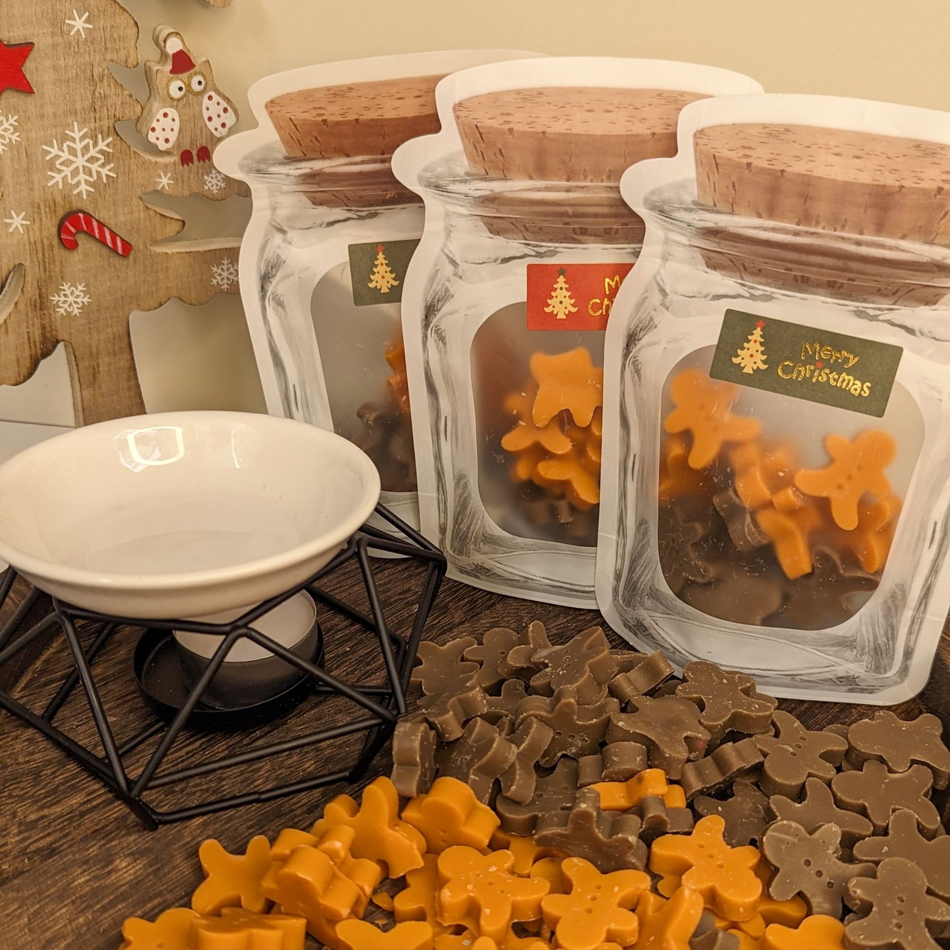 Santa's Cookies Duftwachs-Schmelzen – Lebkuchenmann-förmiger Wachs-Schmelz in Orange und Braun, veredelt mit den festlichen Düften von Apfel-Zimt und Vanillezucker. Perfekt für eine gemütliche, weihnachtliche Atmosphäre. Kombinieren Sie es mit einem modernen schwarzen Wachsschmelzer oder einem schneeweißen Wachsschmelzer für ein stilvolles und festliches Weihnachtsgeschenk. Ideal, um Ihr Zuhause mit Weihnachtsaromen zu erfüllen, sind diese Duftwachs-Schmelzen eine wunderbare Ergänzung zu Ihrer Kerzenkollekt