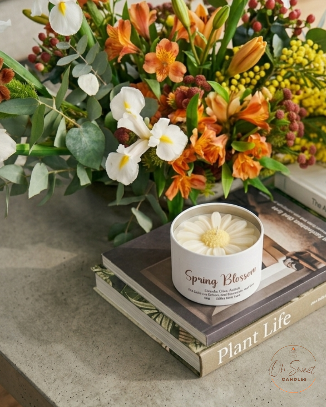 Fresh floral tin candle with daisy decoration and notes of freesia, lilac, and acacia.