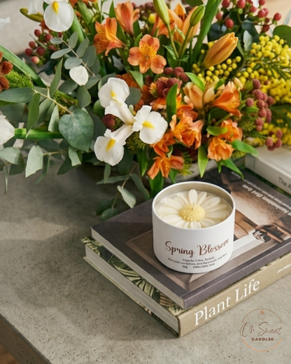 Fresh floral tin candle with daisy decoration and notes of freesia, lilac, and acacia.