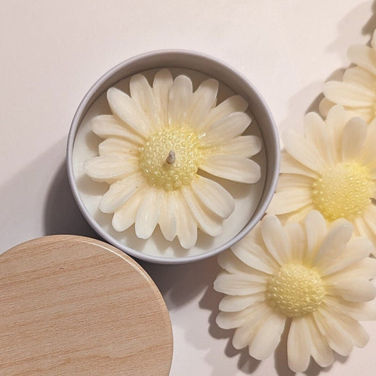 Daisy-Deko-Kerze in luxuriöser weißer Dose, 65 g, für 20 Stunden Brenndauer