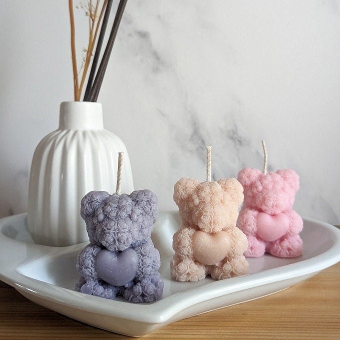 Rose Bär Kerze in 3 Farben, lila, rosa und beige jeweils mit einem süßen Herz