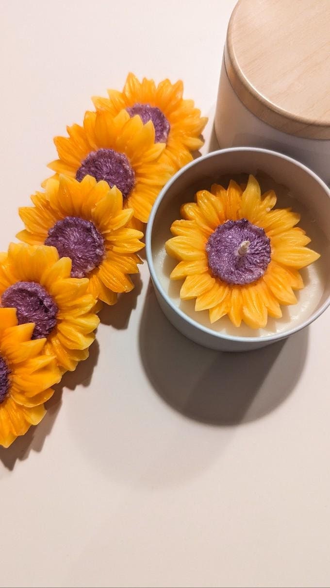 Sommer-Sonnenblumenkerzen, Kerzen in einem premium weißen Behälter. florale und fruchtige Noten, ideal als Geschenk für Hochzeiten oder als Hochzeitsgeschenk. Perfekt, um sich an einem heißen Sommerabend zu entspannen und zu beruhigen.