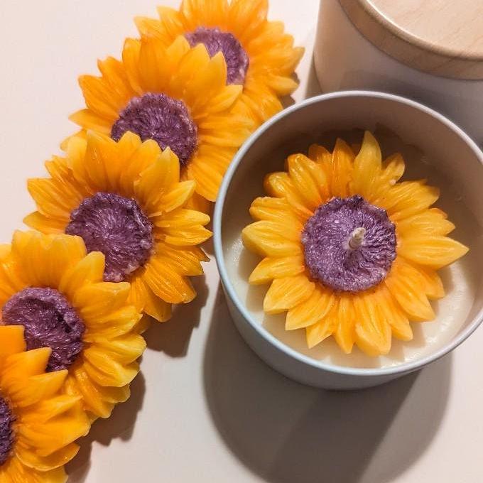 Sommer-Sonnenblumenkerzen, Kerzen in einem premium weißen Behälter. florale und fruchtige Noten, ideal als Geschenk für Hochzeiten oder als Hochzeitsgeschenk. Perfekt, um sich an einem heißen Sommerabend zu entspannen und zu beruhigen.