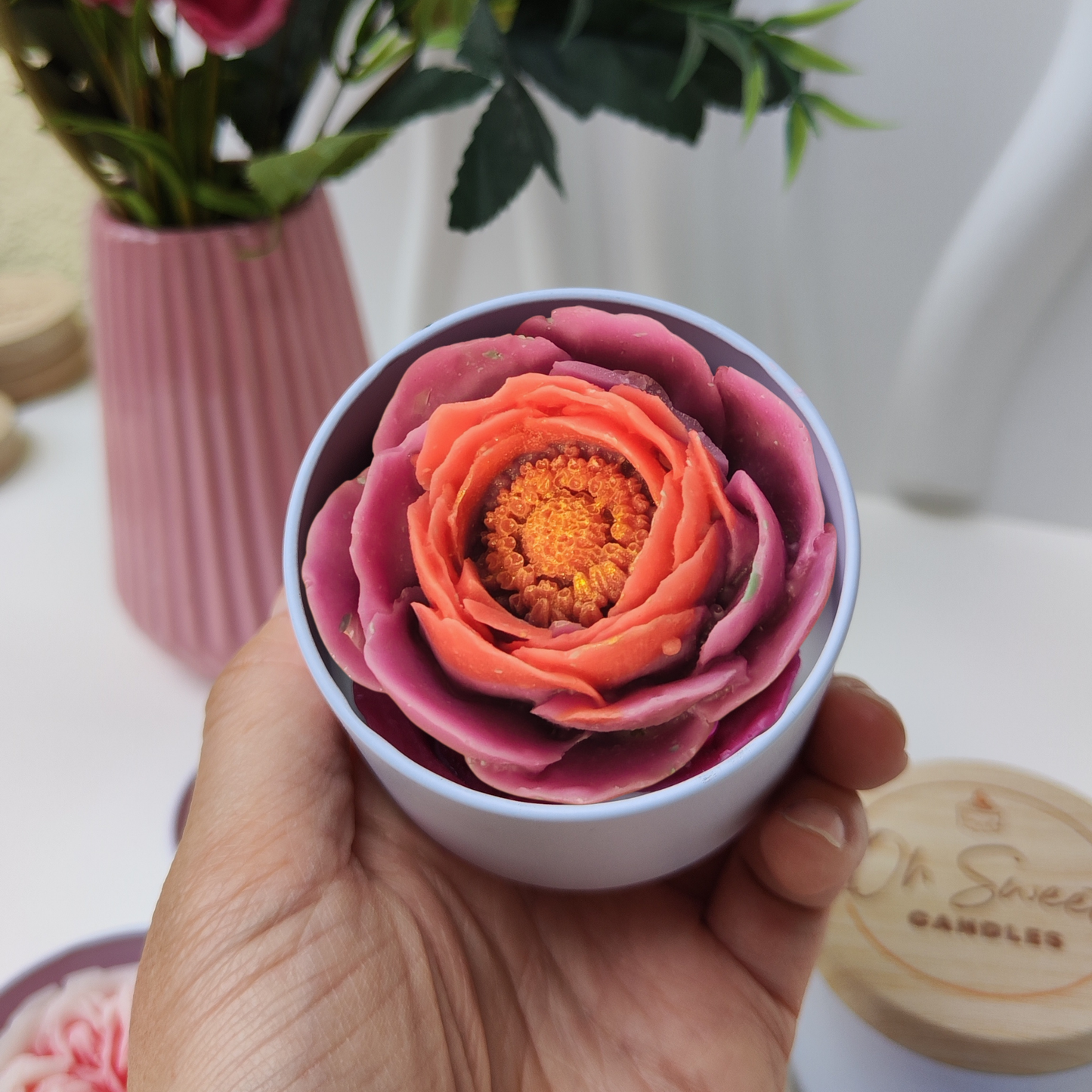 Eine sanfte Kerze für ruhige Frühlings- und Sommerabende, die ein romantisches und geheimnisvolles Gefühl wie einen Garten im Mondlicht vermittelt. Vegan, handgemacht in Tübingen aus Soja- und Olivenwachs.