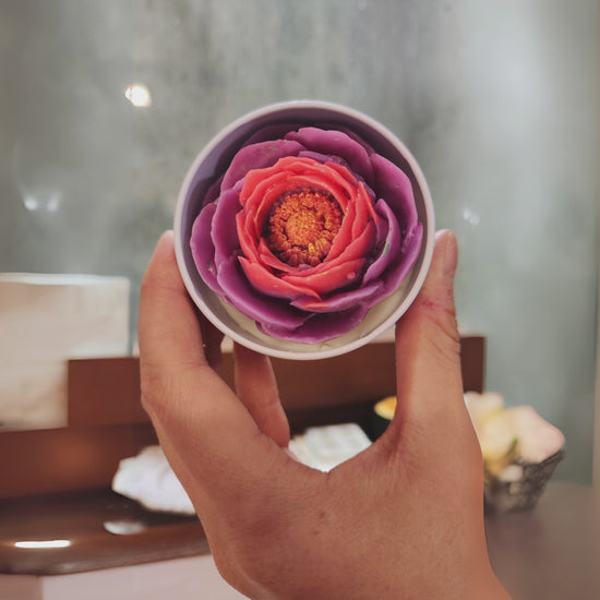 Eine elegante Kerze für den frühen Abend, die an einen stillen Garten nach Sonnenuntergang erinnert und eine verträumte, besondere Atmosphäre schafft. Vegan, handgemacht in Tübingen mit Soja- und Olivenwachs.